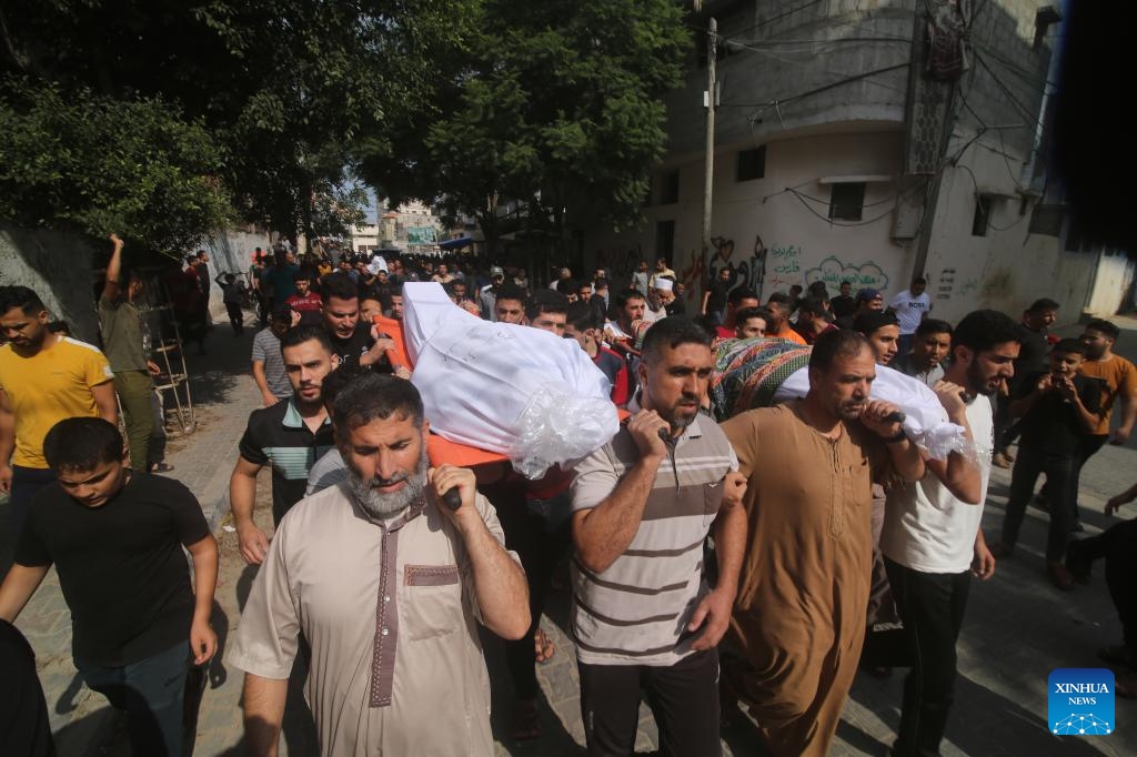People carry bodies of Palestinians who died in an Israeli airstrike, in the southern Gaza Strip city of Rafah, on Oct. 9, 2023. The death toll and injuries from Israeli attacks on the Gaza Strip have risen to 687 and 3,726, respectively, according to the latest update by the Palestinian Health Ministry on Monday. The death toll from Hamas' weekend surprise attack on southern Israel rose to more than 900, Israel's state-owned Kan TV reported on Monday.(Photo: Xinhua)