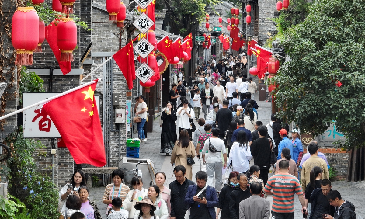 A view of tourists on a street in Nanjing, East China's Jiangsu Province, on October 3, 2023. Photo: VCG