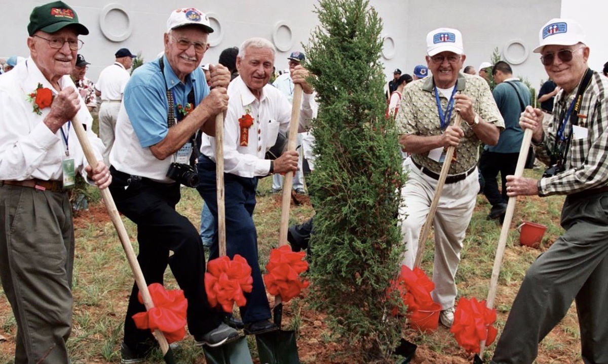 Flying Tigers veterans of the Sino-American Aviation Heritage Foundation plant a tree in 2005 when visiting Zhijiang, Central China's Hunan Province. Photo: Courtesy of Jeffrey Greene