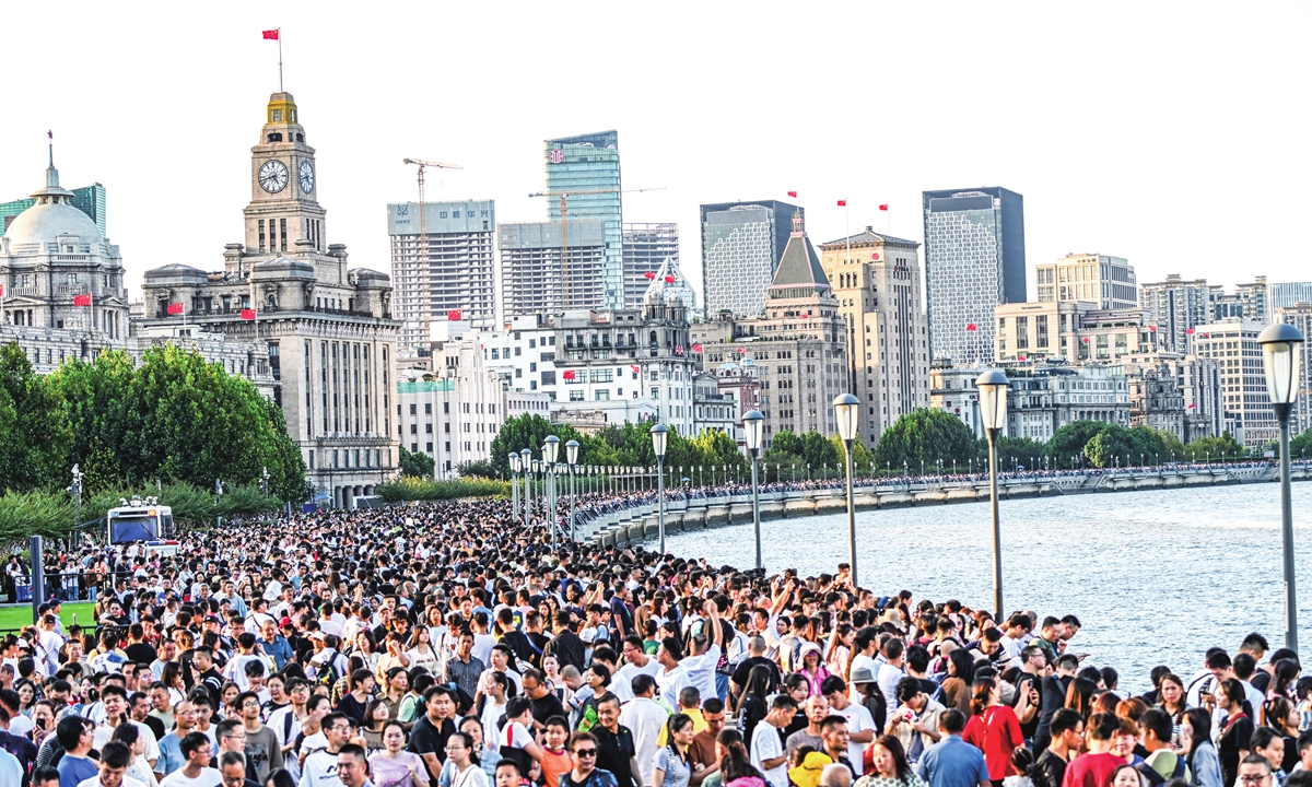 The Bund in Shanghai ushers in a large flow of tourists on October 1, 2023. Photo: VCG