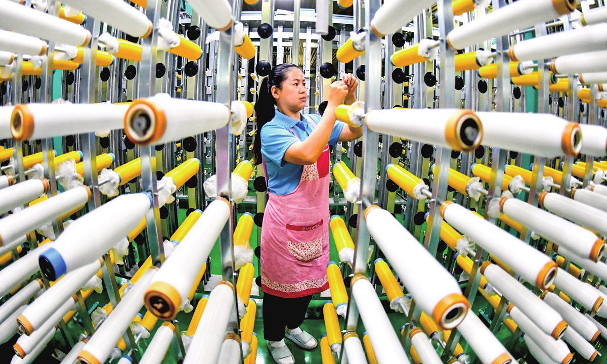 A staffer works in a textile factory in Bozhou, East China’s Anhui Province on October 12, 2023. The efficiency of manufacturing and industrial chain coordination is significantly improving, bringing more competitive advantages to enterprises. Photo: cnsphoto
