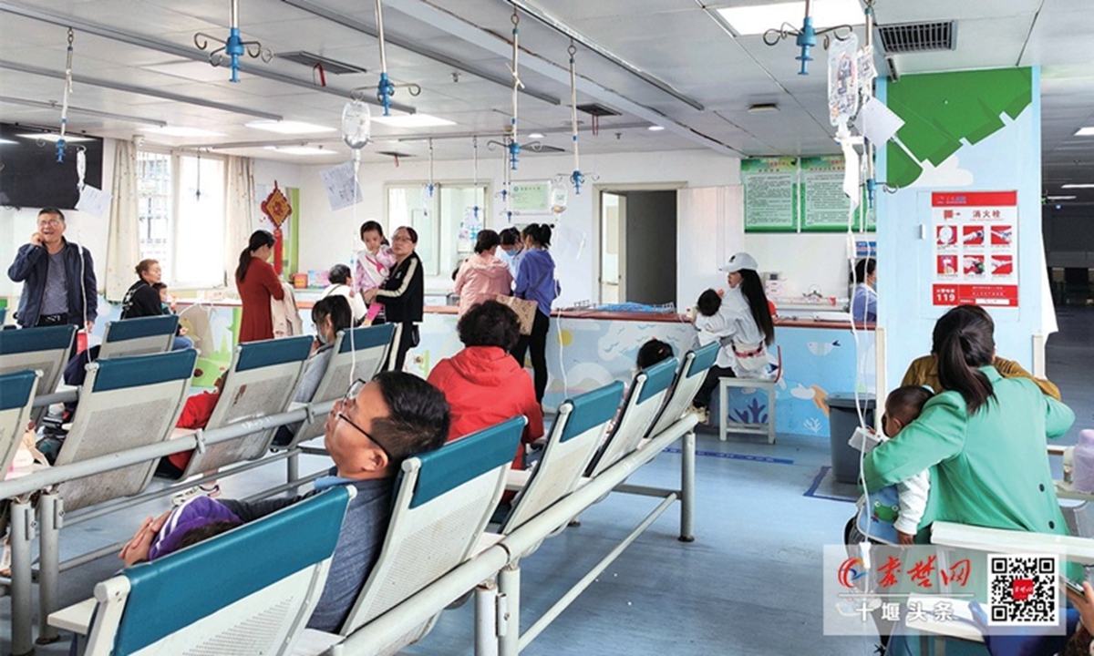 Some children with mycoplasma pneumoniae infection get IVs in the outpatient hall of the children's medical center at Guoyao Dongfeng General Hospital in Shiyan in Central China's Hubei Province on October 12, 2023. Photo: from Shiyan Daily.