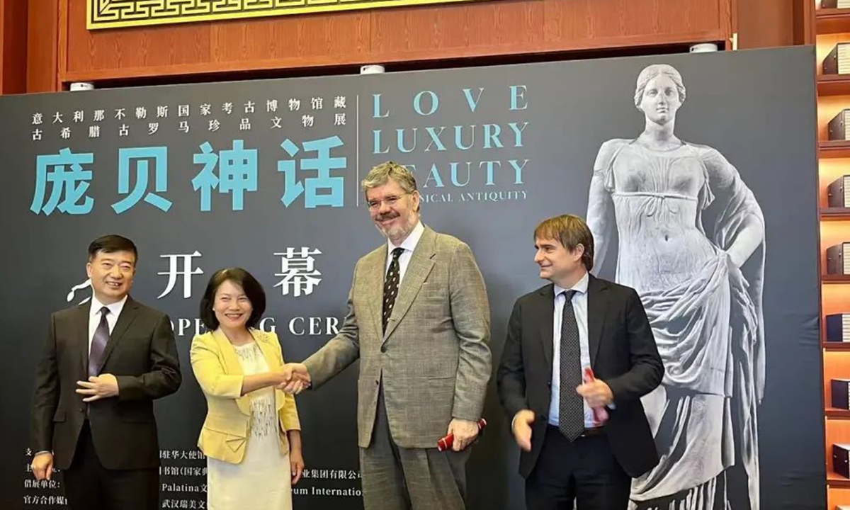 Massimo Ambrosetti, Ambassador of Italy to China poses for a photo with Chinese and foreign guests at the exhibition. Photo: Courtesy of the Italian Embassy in China