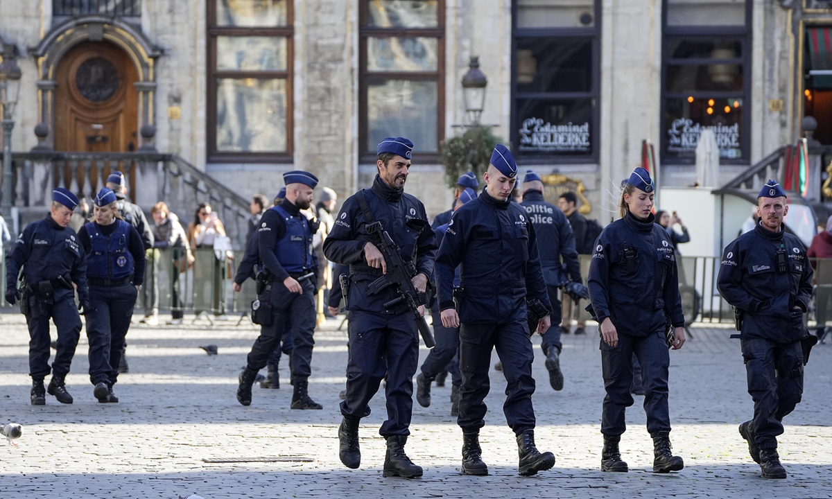Belgian Police patrol the Grand Place in Brussels, October 17, 2023, following the shooting of two Swedish soccer fans who were shot by a suspected Tunisian extremist on October 16. Photo: VCG