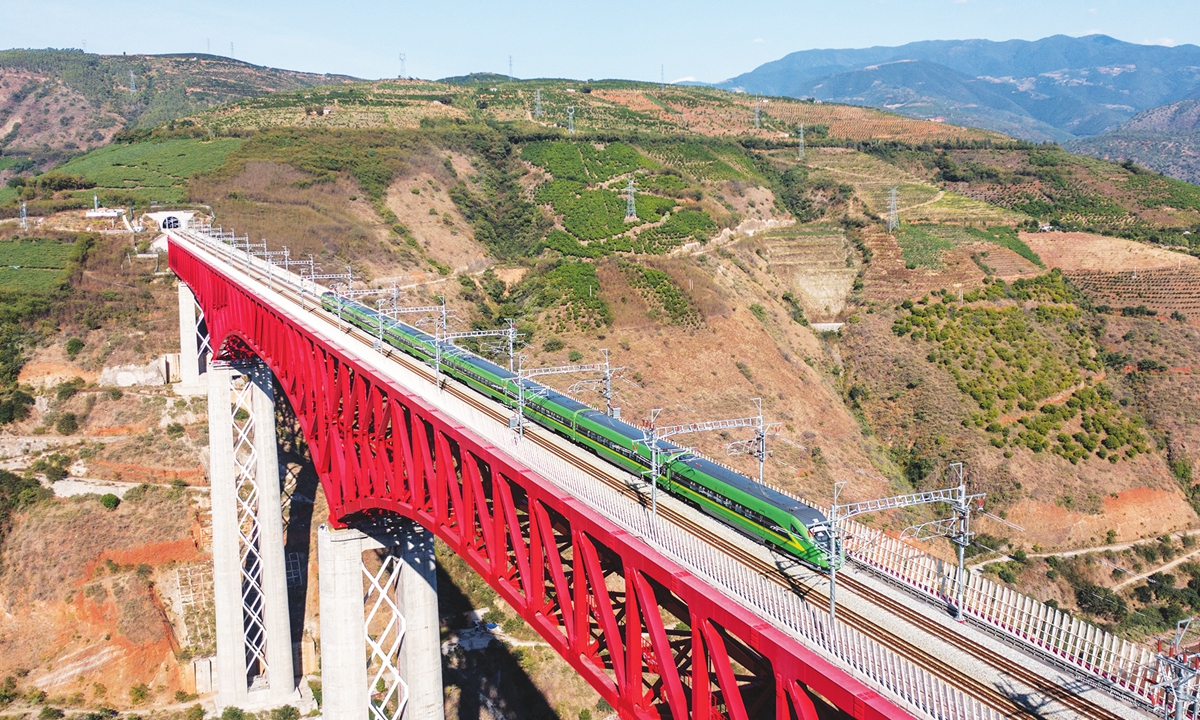 The Fuxing train passes the Yuanjiang Bridge on the China-Laos railway in southwest China's Yunnan Province on November 23, 2022. Photo: Xinhua
