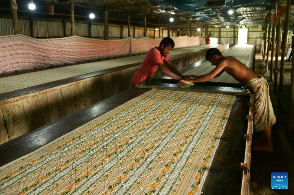 Workers color cloth in traditional method at a factory in Narayanganj, Bangladesh, Oct. 17, 2023.(Photo: Xinhua)