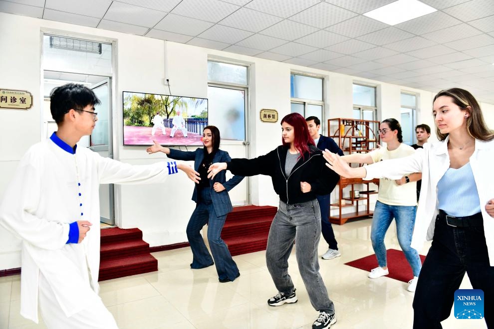 International students from the College of International Exchange of the Shandong University of Science and Technology learn Baduanjin, a martial art for fitness purposes, at a traditional Chinese medicine hospital of the Xihai'an (West Coast) New Area in Qingdao, east China's Shandong Province, Oct. 18, 2023.(Photo: Xinhua)
