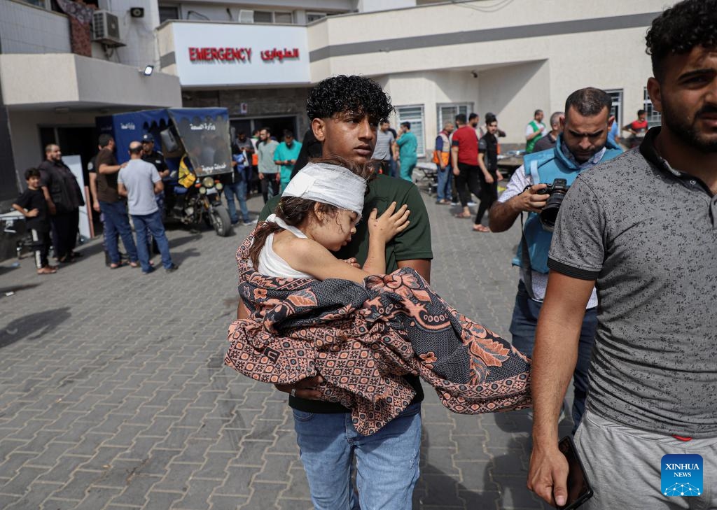 A man carries an injured child at a hospital after Israeli airstrikes in Gaza City, Oct. 17, 2023. Since the bloody conflict between Hamas and Israel began on Oct. 7, a total of 2,808 Palestinians have been killed and 10,850 others wounded, according to figures released by the Hamas-run health ministry. (Photo: Xinhua)