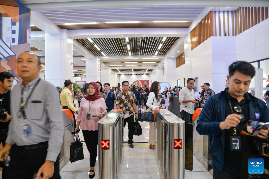 People check in by swiping their tickets at the platform of Halim Station on the Jakarta-Bandung High-Speed Railway in Jakarta, Indonesia, Oct. 17, 2023. The Jakarta-Bandung High-Speed Railway (HSR) jointly built by China and Indonesia was officially put into commercial operation on Tuesday.(Photo: Xinhua)