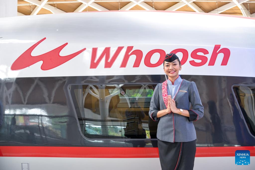 A crew member gestures to welcome passengers at the platform of Halim Station on the Jakarta-Bandung High-Speed Railway in Jakarta, Indonesia, Oct. 17, 2023. The Jakarta-Bandung High-Speed Railway (HSR) jointly built by China and Indonesia was officially put into commercial operation on Tuesday.(Photo: Xinhua)
