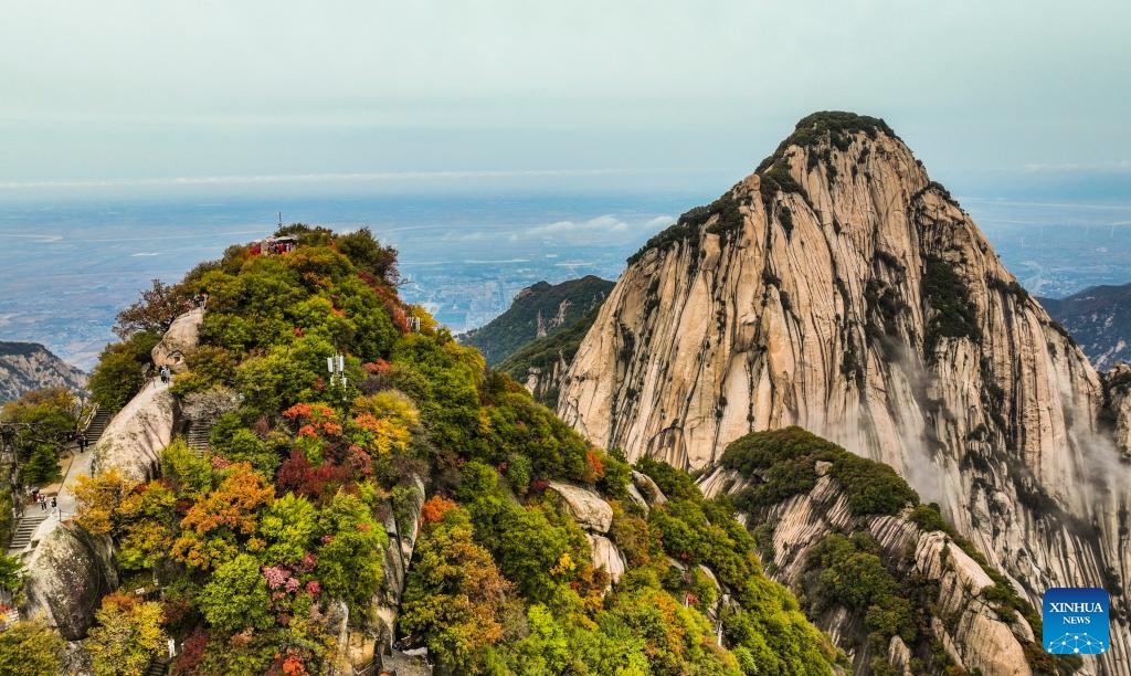 This aerial photo taken on Oct. 19, 2023 shows people visiting Mount Huashan in northwest China's Shaanxi Province.(Photo: Xinhua)