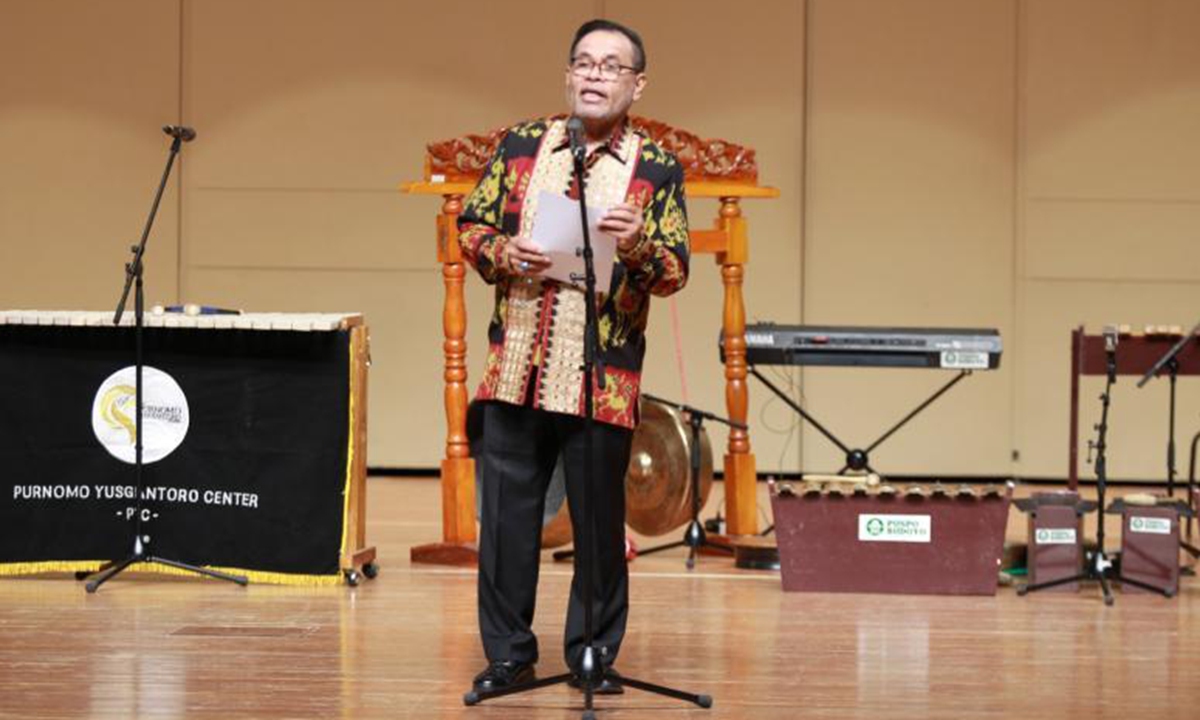Djauhari Oratmangun, Indonesian Ambassador to China delivers a speech at the event.