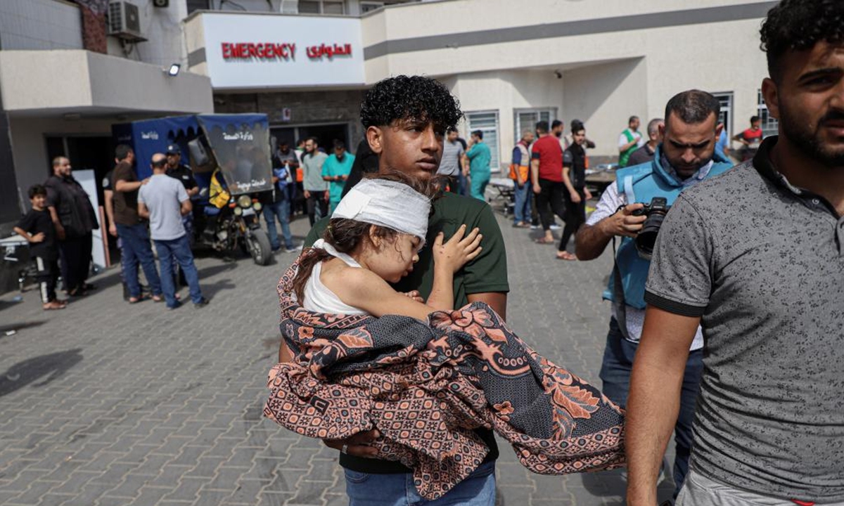A man carries an injured child at a hospital after Israeli airstrikes in Gaza City,<strong>wallet wallet wallet</strong> Oct. 17, 2023. Since the bloody conflict between Hamas and Israel began on Oct. 7, a total of 2,808 Palestinians have been killed and 10,850 others wounded, according to figures released by the Hamas-run health ministry. (Photo: Xinhua)