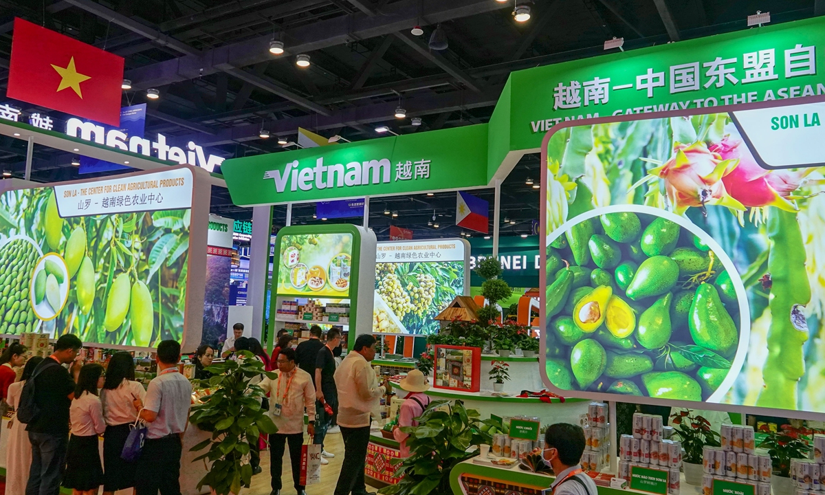 Visitors sample Vietnamese agricultural products at the Vietnam exhibition area at the China-ASEAN Expo, on September 17, 2023. Photo: VCG
