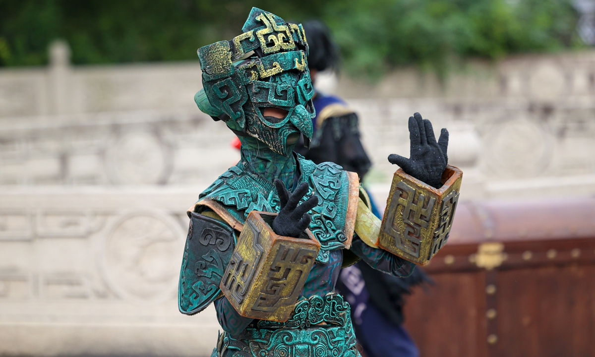 An actor performs during the carnival show at the 10th Wuzhen Theater Festival. Photos: Courtesy of festival organizers