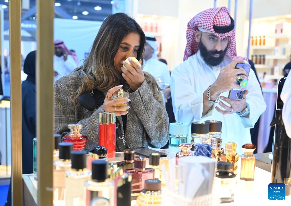 Perfumes exhibition opens in Hawalli Governorate, Kuwait Global Times