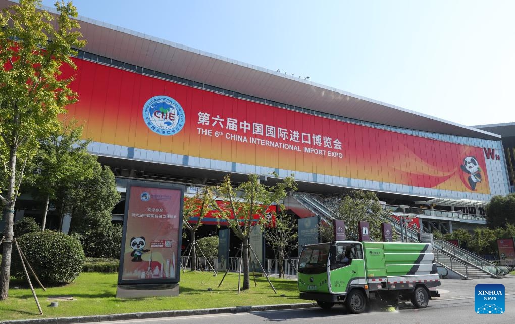 A street sweeper truck cleans the road outside the west entrance of the National Exhibition and Convention Center (Shanghai), the main venue for the sixth China International Import Expo (CIIE), in east China's Shanghai, Oct. 24, 2023. The National Exhibition and Convention Center (Shanghai) is decorated to welcome the upcoming sixth CIIE, which is scheduled to take place in Shanghai from Nov. 5 to Nov. 10.(Photo: Xinhua)