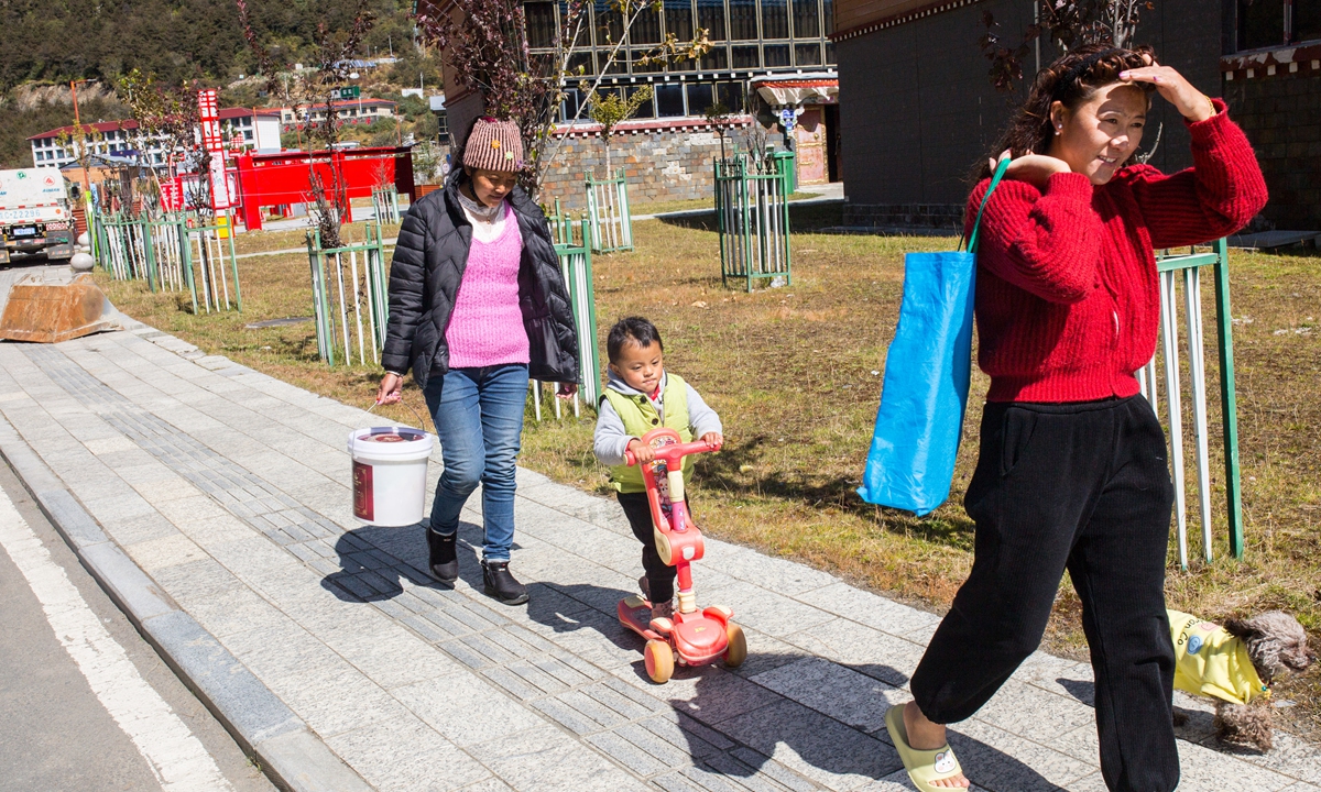 Residents of Yumai stroll along the street on October 25, 2023. Photo: Shan Jie/GT