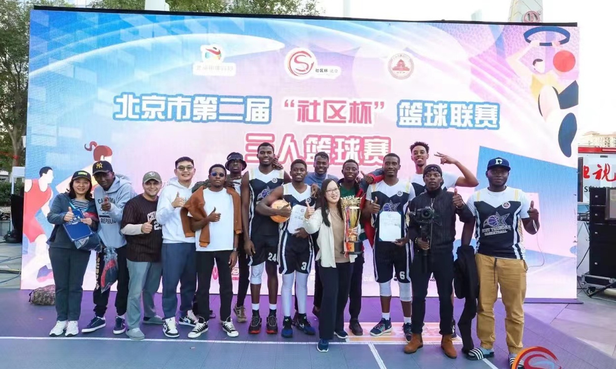 The foreign players take a group photo at the basketball match. Photo: Courtesy of the Foreign Affairs Office of the People's Government of Beijing Municipality