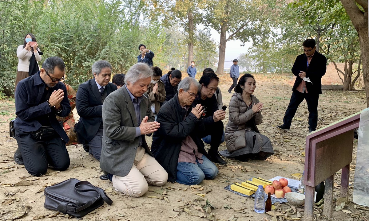 A  group of scholars, musicians, and writers from Okinawa pay their respects at the Ryukyu Kingdom cemetery in Tongzhou district in eastern Beijing on October 30, 2023. Photo: Xing Xiaojing/GT