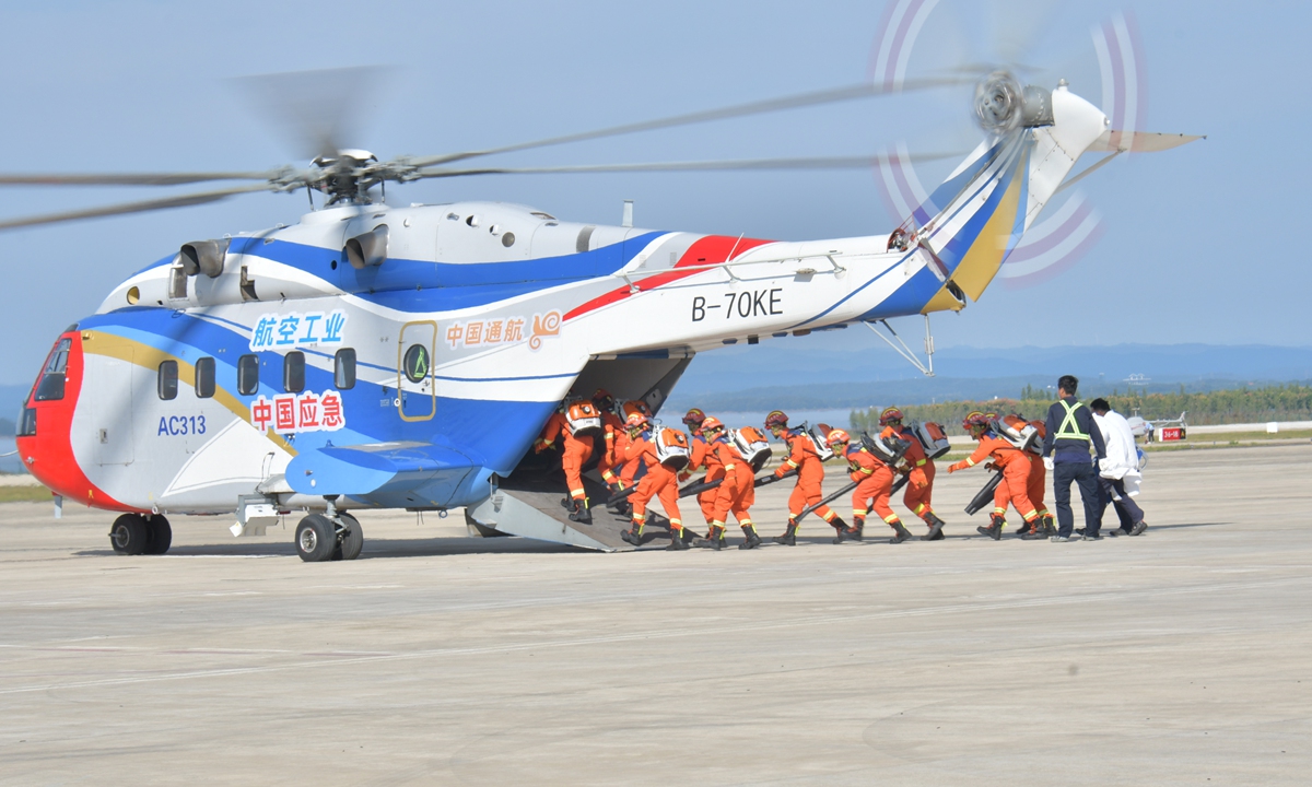 Firefighters board an AC313 helicopter during a comprehensive emergency rescue aviation exercise held in Jingmen, Central China's Hubei Province, on October 27, 2023. Photo: Courtesy of Li Rong