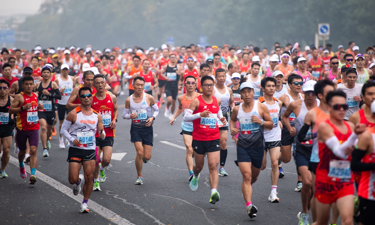 Runners compete in the Beijing Marathon on Sunday. Photo: VCG