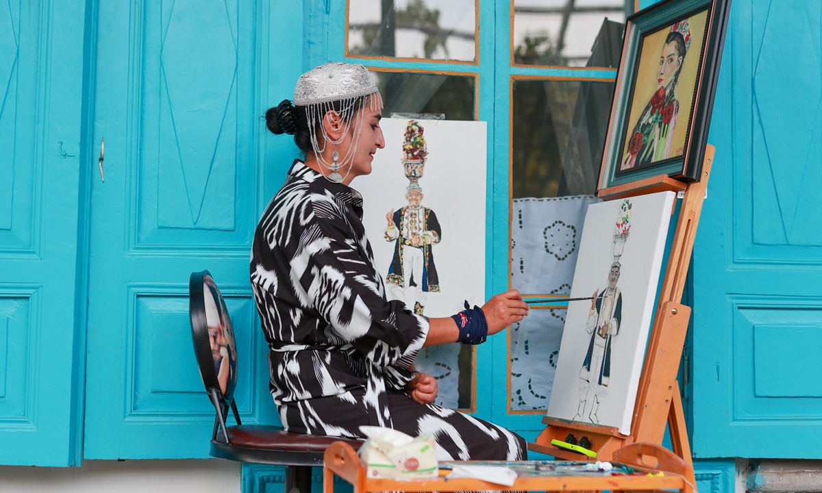 A painter makes drawings at the Kazanqi folk custom tourism area in Yining city, Ili Kazak Autonomous Prefecture, Northwest China's Xinjiang Uygur Autonomous Region, on September 18, 2023. Photo: IC