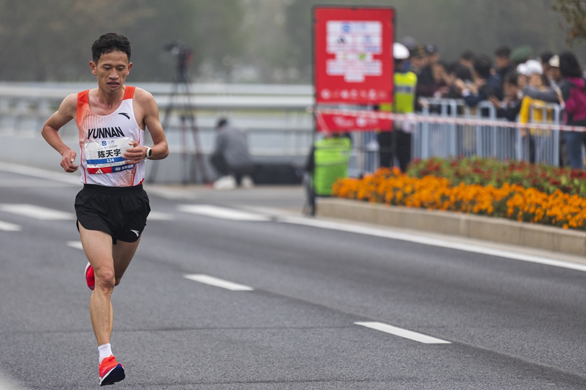 Chinese runner Chen Tianyu runs in the Beijing Marathon on Sunday. Photo: VCG