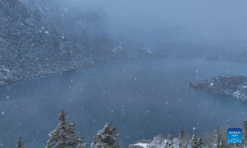 This photo taken on Oct. 27, 2023 shows the black lake of the three-colored lakes in Puyu Village of Banbar County, Qamdo, southwest China's Tibet Autonomous Region. (Photo: Xinhua)