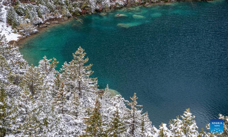 This photo taken on Oct. 27, 2023 shows the black lake of the three-colored lakes in Puyu Village of Banbar County, Qamdo, southwest China's Tibet Autonomous Region. (Photo: Xinhua)