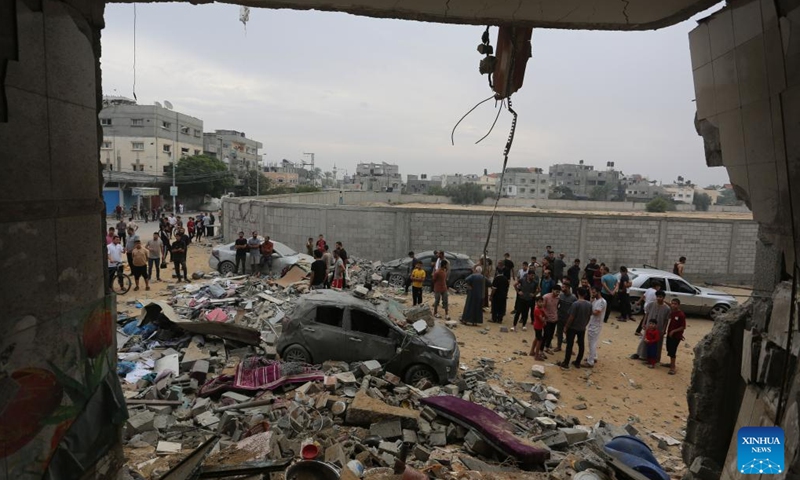 People are seen among the rubble of buildings destroyed in Israeli airstrikes in the southern Gaza Strip city of Rafah, Oct. 29, 2023. The death toll of Palestinians from Israeli strikes on the Gaza Strip rose to 8,005, including 3,342 children, the Hamas-run Health Ministry said on Sunday.So far, more than 20,000 Palestinians have been injured since the fighting broke out, the ministry said in a statement. (Photo: Xinhua)