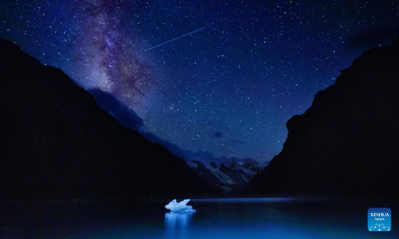 This photo shows the starry sky taken near the black lake of the three-colored lakes in Banbar County of Qamdo, southwest China's Tibet Autonomous Region, Sept. 16, 2023. (Photo: Xinhua)