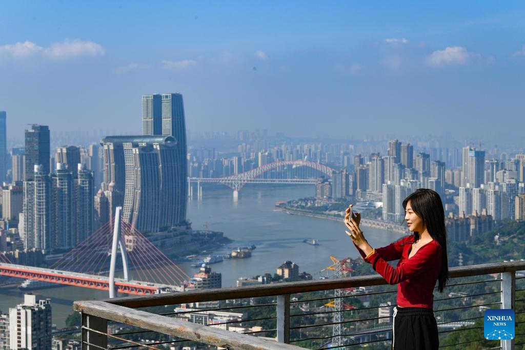 A visitor takes photo in southwest China's Chongqing Municipality, Oct. 30, 2023. Located in the upper reaches of the Yangtze River, Chongqing has continuously built itself into a significant ecological barrier.(Photo: Xinhua)