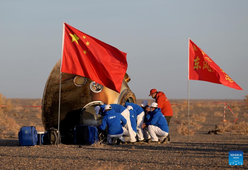 The return capsule of the Shenzhou-16 manned spaceship touches down at the Dongfeng landing site in north China's Inner Mongolia Autonomous Region, Oct. 31, 2023.(Photo: Xinhua)