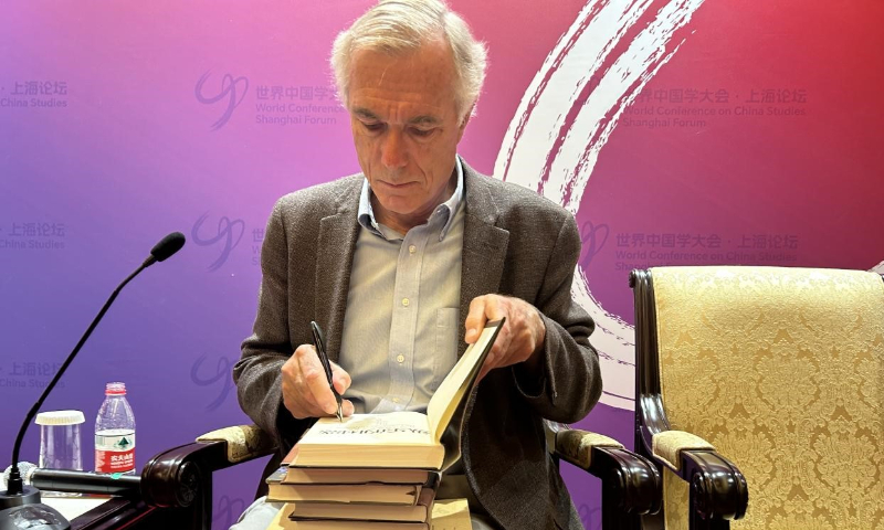 Timothy Brook signs a Chinese edition of his book on November 23, 2023. Photo: Huang Lanlan/GT