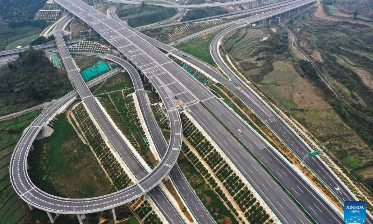 This aerial photo taken on Nov 24, 2023 shows vehicles running on the expressway linking Guiyang and Jinsha of southwest China's Guizhou Province and Gulin of southwest China's Sichuan Province. Photo:Xinhua