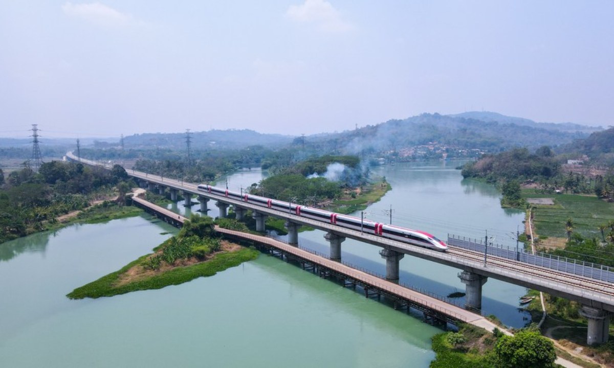 This aerial photo taken on Sep 30, 2023 shows a high-speed electrical multiple unit (EMU) train of the Jakarta-Bandung High-Speed Railway running in Purwakarta, Indonesia. Photo:Xinhua