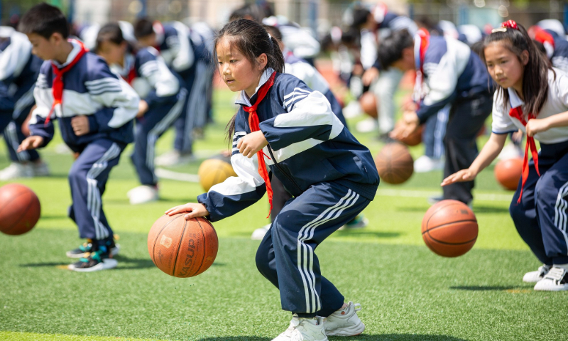 Students in Longzheng Elementary School in Nantong, Jiangsu Province participate in exercises during the recess on May 15, 2023. Photo: VCG