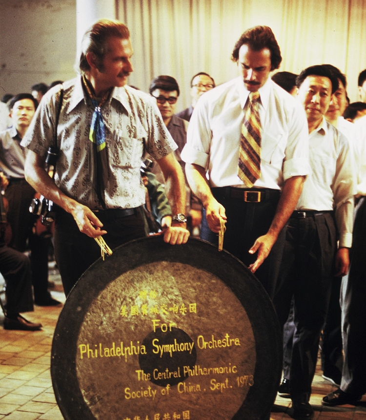 Members of the Philadelphia Orchestra receive a Chinese gong, a musical instrument known as <em>luo</em> in China, as a gift during their trip to China in 1973.  Photo: Courtesy of China National Symphony Orchestra