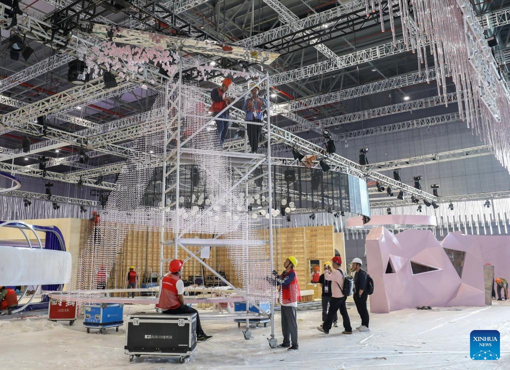 Workers set up an exhibition area at the National Exhibition and Convention Center (Shanghai), the main venue for the upcoming sixth China International Import Expo (CIIE), in east China's Shanghai, Oct. 29, 2023. The sixth CIIE is scheduled to take place in Shanghai from Nov. 5 to Nov. 10.(Photo: Xinhua)