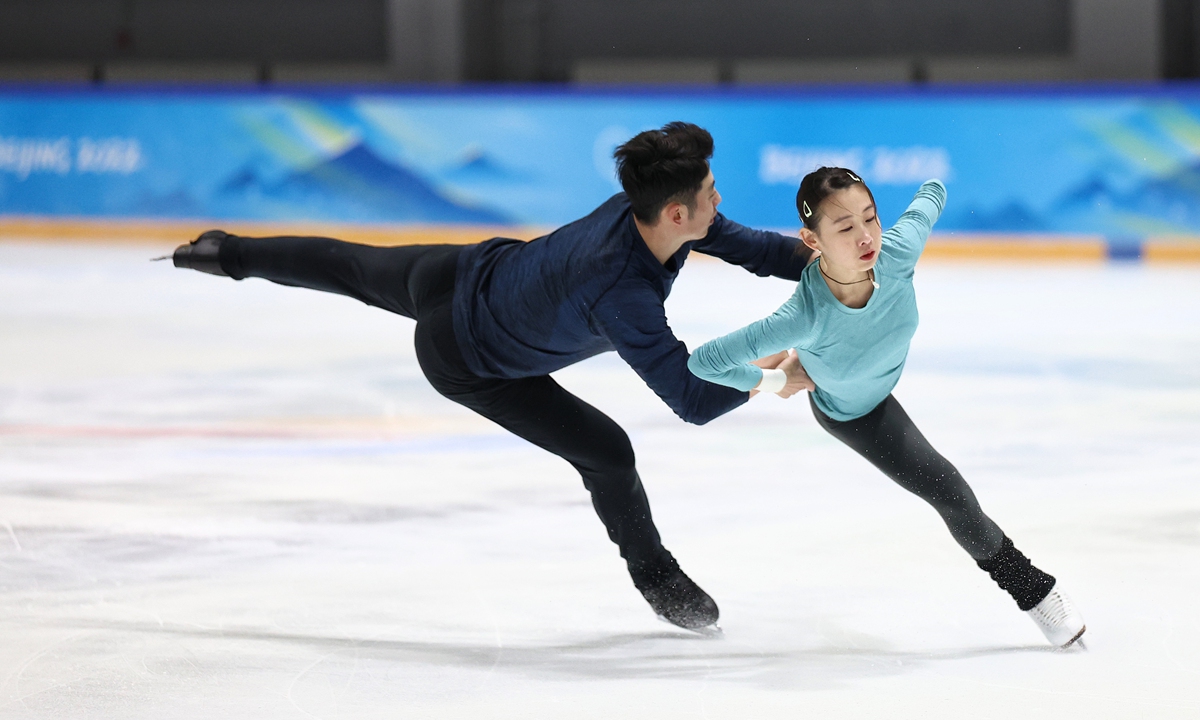 Peng Cheng (right) and Wang Lei skate during an open training session on November 2, 2023 at the Capital Indoor Stadium in Beijing. Photo: VCG