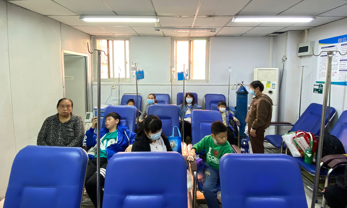 Patients with mycoplasma pneumoniae infection get IVs at a hospital in Zhengzhou in Central China’s Henan Province on October 20, 2023. Photo: IC