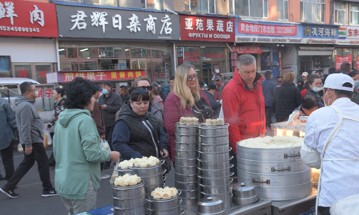 Russian visitors choose Chinese morning snacks in Heihe, Northeast China's Heilongjiang Province. Photo: VCG