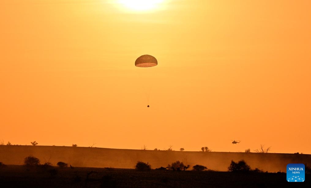 The return capsule of the Shenzhou-16 manned spaceship touches down at the Dongfeng landing site in north China's Inner Mongolia Autonomous Region, Oct. 31, 2023.(Photo: Xinhua)