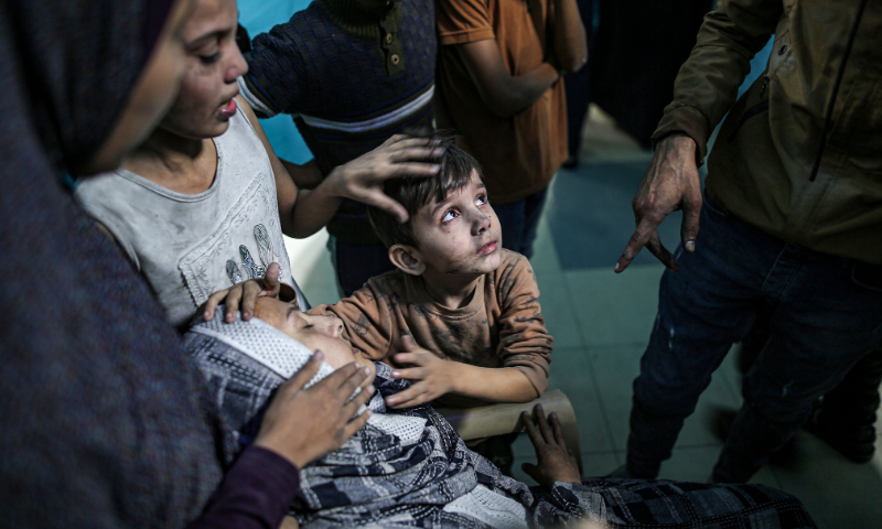 Palestinians including children are brought to Nasser Hospital for treatment after Israeli attack in Khan Yunis, Gaza on November 13, 2023. Photo: VCG