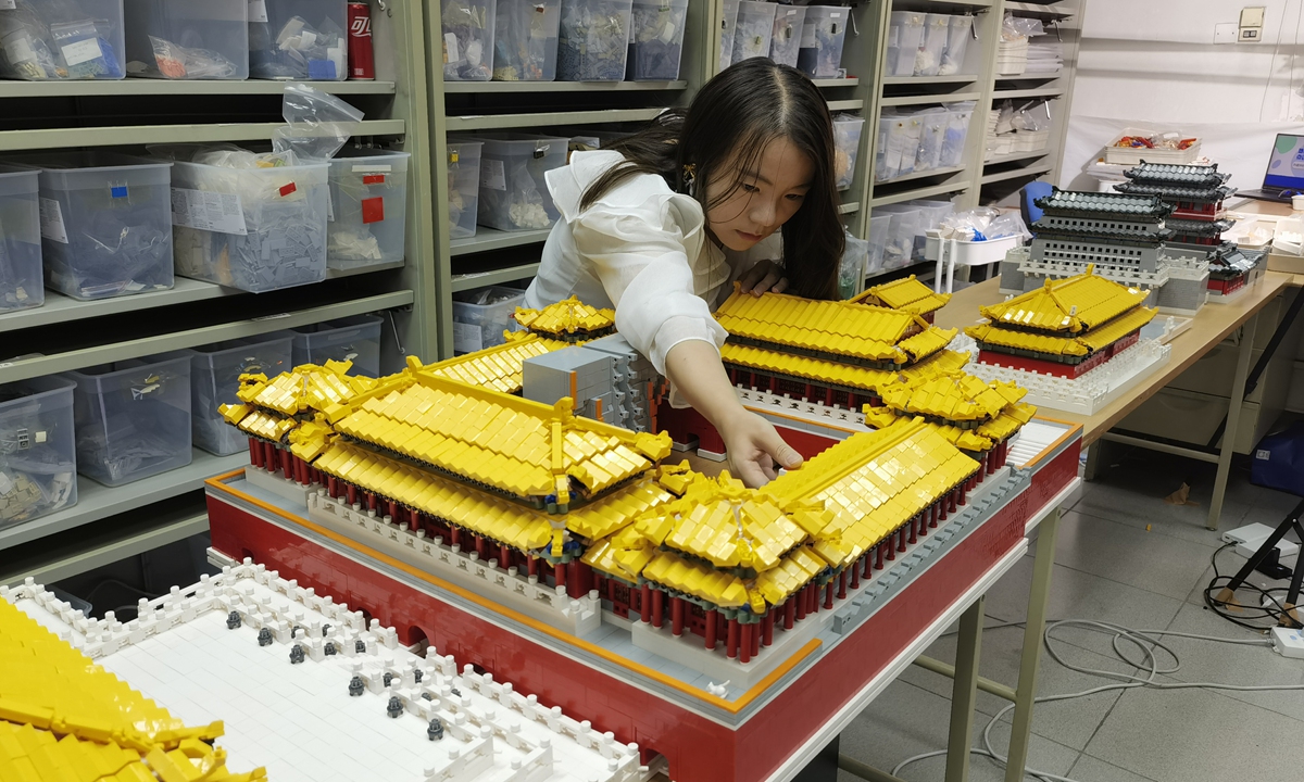 Chen Xi works on a building-block work of the Forbidden City Photo: Courtesy of Jiang Buting