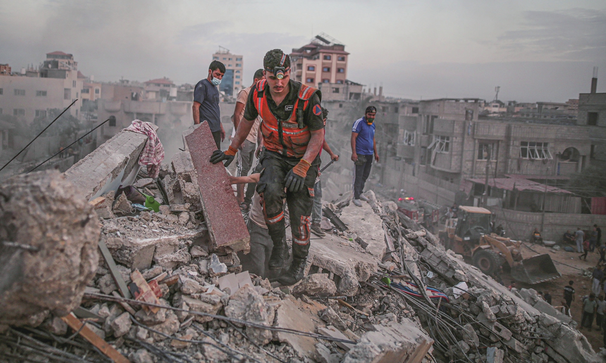 Teams conduct a search and rescue operation under the debris of a destroyed building following Israeli bombardment of the Nuseirat Camp in Deir al Balah, Gaza, on October 31, 2023. Photo: VCG