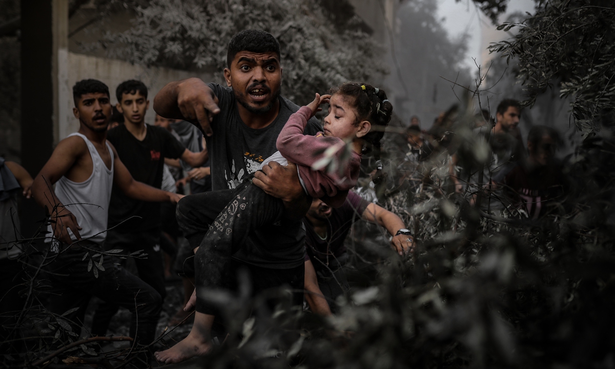 Palestinians conduct a search and rescue operation after Israeli attacks on Al-Maghazi refugee camp, in Deir Al Balah, Gaza,on November 6, 2023. Photo: VCG