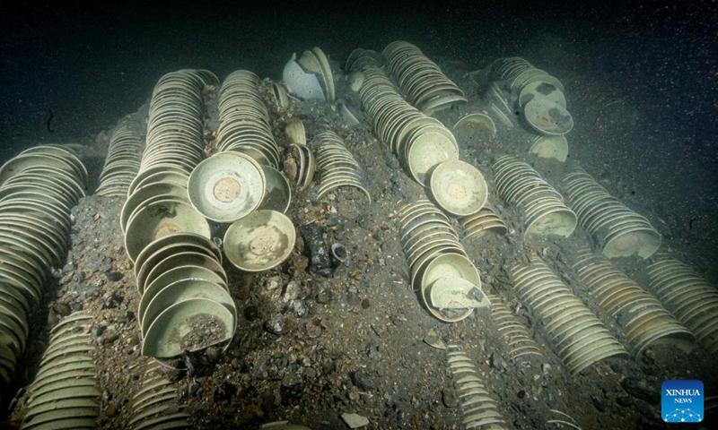 This undated file photo provided by the National Cultural Heritage Administration (NCHA) shows porcelains in the cabin of an underwater shipwreck from the Yuan Dynasty (1271-1368) near the islet of Shengbeiyu in the city of Zhangzhou, southeast China's Fujian Province. More than 700 years ago, a vessel loaded with porcelains sank off the coast of east China's Fujian Province while en route overseas. (Photo: Xinhua)