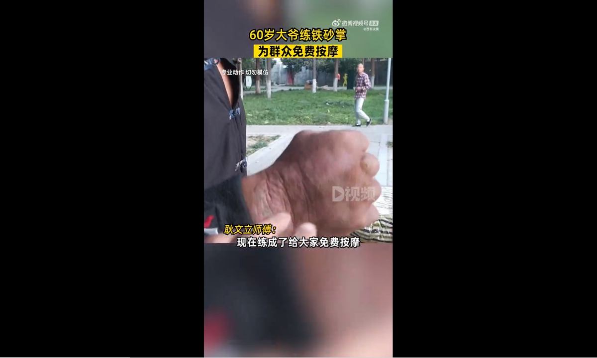 Old man practices Iron Sand Palm, providing free massages for public Photo: screenshot from D Video